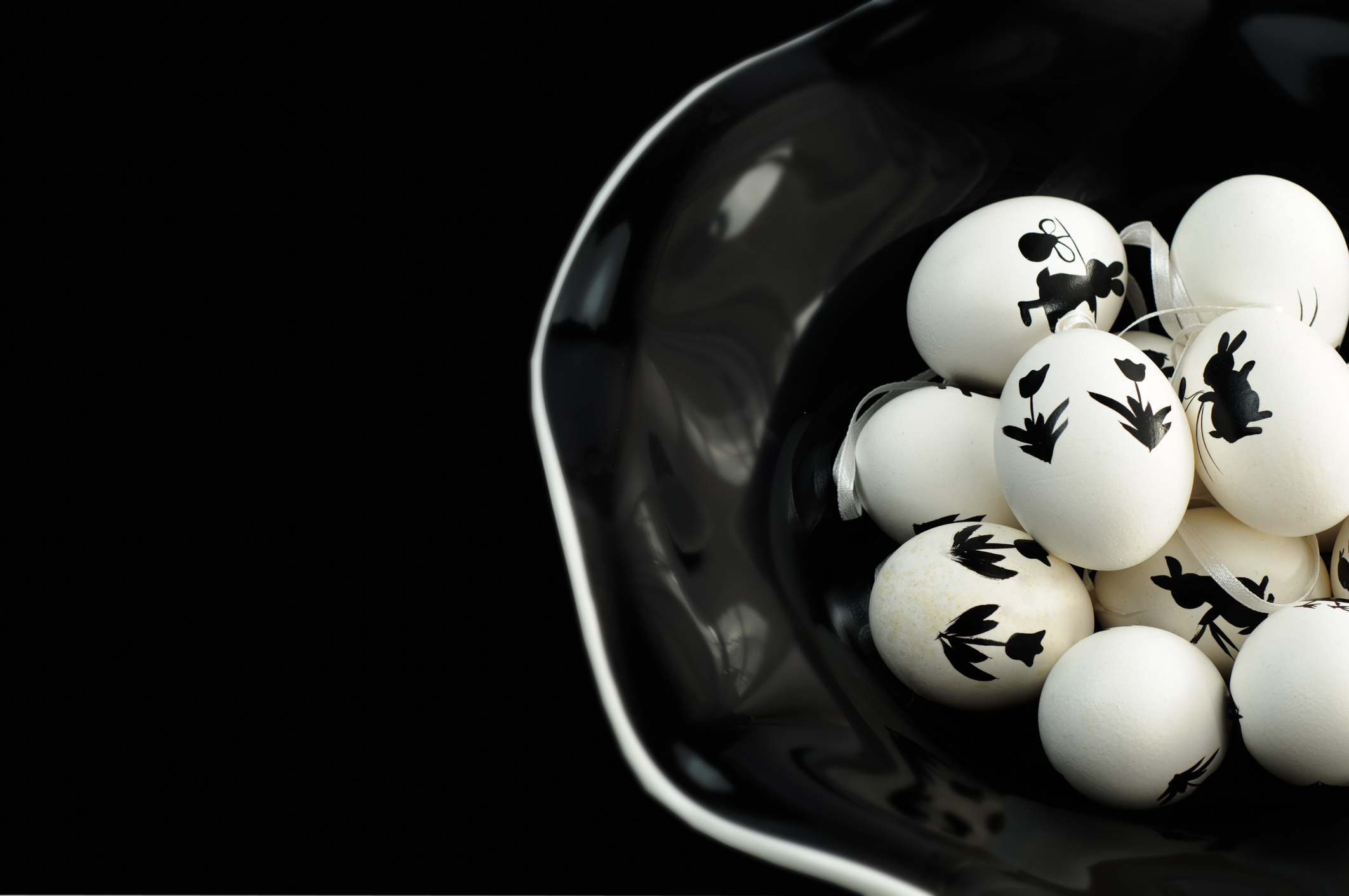 jajka z czarno-białą dekoracją na wielkanoc